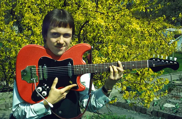 Das Foto zeigt mich als jungen Beat-Musiker mit Elektro-Gitarre im Ruhrgebiet der sechziger Jahre, etwa 1966. | Foto: Volkmar Brockhaus