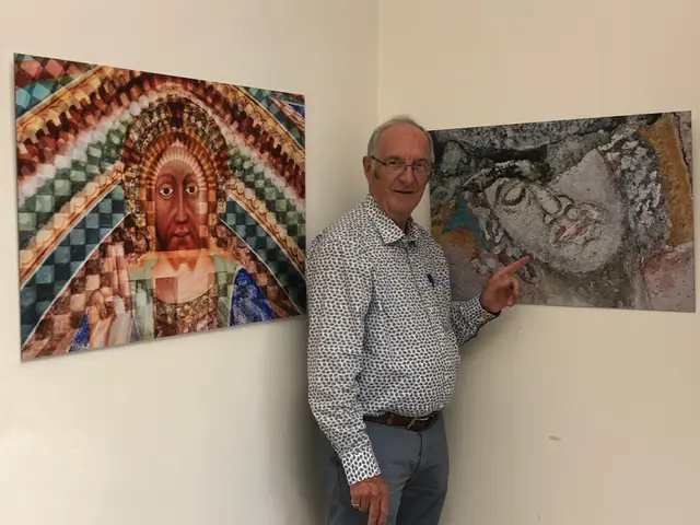 Foto: Der Autor und Fotograf Robert Reile vor dem Bild, das ihn zu seinem derzeitigen Projekt "Heilige Räume - Spatia sacra" inspirierte.
