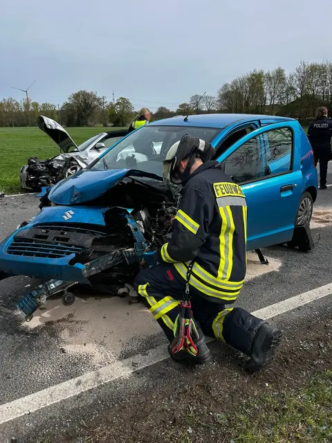 Bilder Feuerwehr Hamminkeln/ Schweren Verkehrsunfall mit einer eingeklemmten Person