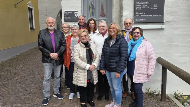 Die erstenZusammenkunft des neuen Vorstandsgremiums:
Links: Wolfgang Kragl, Stv. Vorstand, Hildegard Köttner, Schriftführerin u. Frauenbeauftragte, Petra Kragl, Kassierin, Beisitzer/in: Helmut Baumann, Gabriela Kühnapfel, Margarete Heilander, Claudia Götzelmann, 
Hans Hötschel, Heidi Hötschel, vorne: Gertraud Neumair, Vorsitzende.
Es fehlen: Elena Hermann, Klaus Mascha

Bild: Gabriel Köttner
