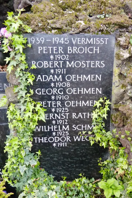 Auf der rechten Tafel sind die Vermissten des 2. Weltkriegs aufgeführt.
