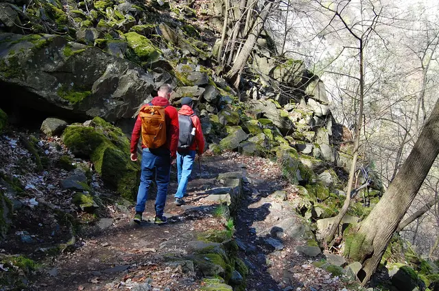 In vielen Kehren führt der Weg durch eine urwüchsige Landschaft den steilen Hang hinunter. | Foto: Kurt Wolter