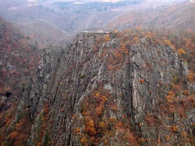 Von der felsigen Aussichtskanzel geht der Blick, wie zuvor vom Hexentanzplatz, über die grandiose Landschaft. | Foto: Kurt Wolter