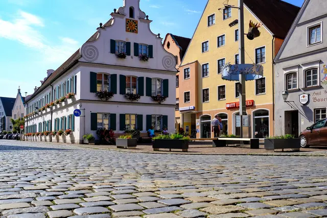 Der Aichach Stadtplatz mit dem historischen Rathaus wird bei einer Stadtführung ausführlich vorgestellt.   | Foto: Rocco Liebold