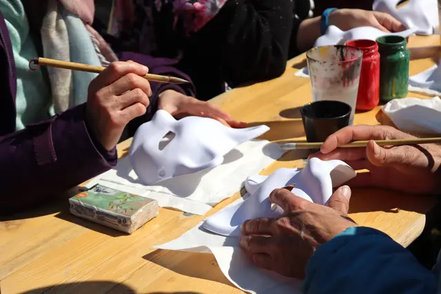 Bemalung japanischer Fuchsmasken 