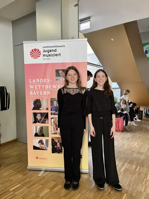Das Saxofonduo Celina Bunk und Johanna Pfeiffer (v. l.) aus der Klasse von Manfred-Andreas Lipp erspielte sich mit 21. Punkten einen 2. Preis.