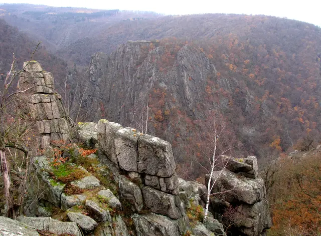 Und natürlich geht der Blick zum Rosstrappefelsen, von dem der Sage nach die Königstochter Brunhilde auf ihrem Riesenross auf der Flucht vor dem Riesen Bodo über die breite Schlucht nach hier herüber, zum Hexentanzplatz, gesprungen ist. | Foto: Kurt Wolter