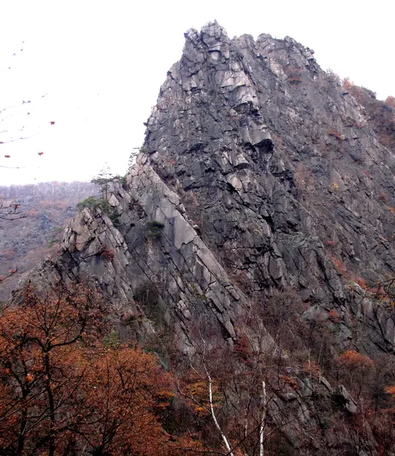 Auf der gegenüberliegenden Talseite zieht sich ein langer Felsgrat zum Hexentanzplatz hinauf. | Foto: Kurt Wolter