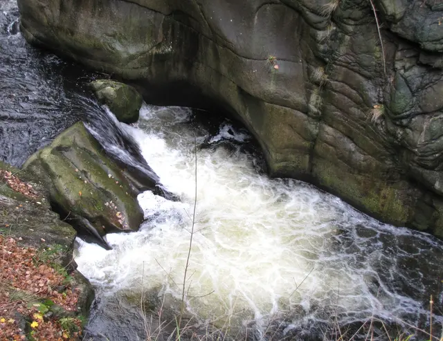 Im Bodekesses rauscht der Fluss durch eine Engstelle. Darin muss der Riese Bodo, der bei der Verfolgung der Prinzessin in die Schlucht gestürzt war, mit zerschmetterten Knochen in einen Höllenhund verwandelt, sein ewiges Dasein fristen. | Foto: Kurt Wolter
