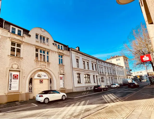 Blick in die "kleine" Ruhrstraße 3 - 9 in der Kulturstadt Mülheim an der Ruhr u.a. mit dem Kulturort VILLA ARTIS

EINGANG:  "Ruhrstr.3 / Ecke Delle"
ÖPNV:        "Stadtmitte - MH"
NAVI &amp; PARKEN: "Delle oder CASINO" | Foto: Kunstverein und Kunstförderverein Rhein-Ruhr - KKRR