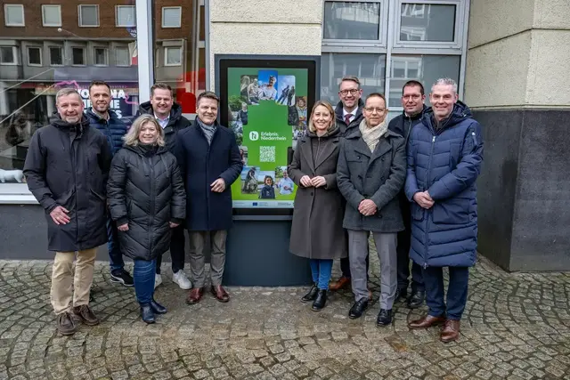 Gemeinsam vor einer der neuen Infostelen in Wesel: Bürgermeister Mike Rexforth (Gemeinde Schermbeck), Lukas Hähnel (Leiter EAW), Bürgermeisterin Nadine Bogedain (Gemeinde Sonsbeck), Bürgermeister Rainer Benien (Stadt Wesel), Bürgermeister Dirk Haarmann (Stadt Voerde), Bürgermeisterin Julia Zupancic (Stadt Moers), Landrat Ingo Brohl, Bürgermeister Dirk Schauenberg (Stadt Neukirchen-Vluyn), Bürgermeister Robert Graaf (Stadt Hamminkeln) und Bürgermeister Michael Häsel (Gemeinde Hünxe) | Foto: Pressestelle Wesel, 06.02.2026, 12:02 Uhr