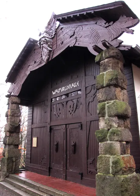 Die Walpurgishalle weist auf die Mystik dieser Gegend hin. In ihr werden Gemälde Heinrich Hendrichs gezeigt, die Walpurgisszenen aus Goethes Faust darstellen.  | Foto: Kurt Wolter