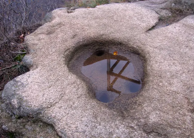 Der Hufabdruck des Riesenrosses der Königstochter Brunhilde. Vermutlich handelt es sich dabei um eine prähistorische Kultsätte, die Menschen vor etwa 7000 Jahren in den harten Granitfels gemeißelt haben könnten. | Foto: Kurt Wolter