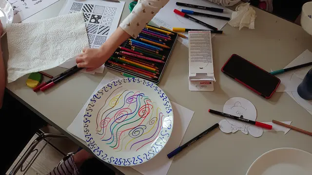 Im Stadtmuseum können Kinder im Rahmen eines Workshops Porzellan bemalen. 