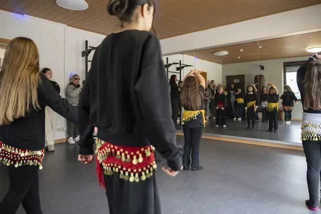 Der neue Spiegelsaal in Aktion: Kinder nutzen den „Freiraum“ für Tanz und Bewegung. Die Spiegel unterstützen dabei spielerisch die Körperwahrnehmung und stärken das Selbstbewusstsein der jungen Teilnehmerinnen und Teilnehmer. | Foto: Vonovia/Offenblende