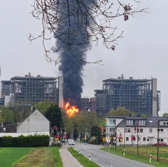 Großbrand im ehemaligen Kraftwerk Voerde – Feuerwehr im Großeinsatz (D. Fonk)