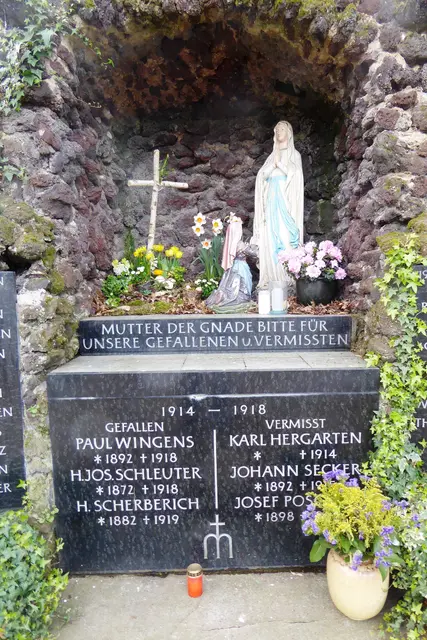 Die zentrale Inschrift lautet: Mutter der Gnaden bitte für unsere Gefallenen u.(nd) Vermissten. Auf der Tafel darunter sind die Opfer des 1. Weltkrieg aufgeführt.
