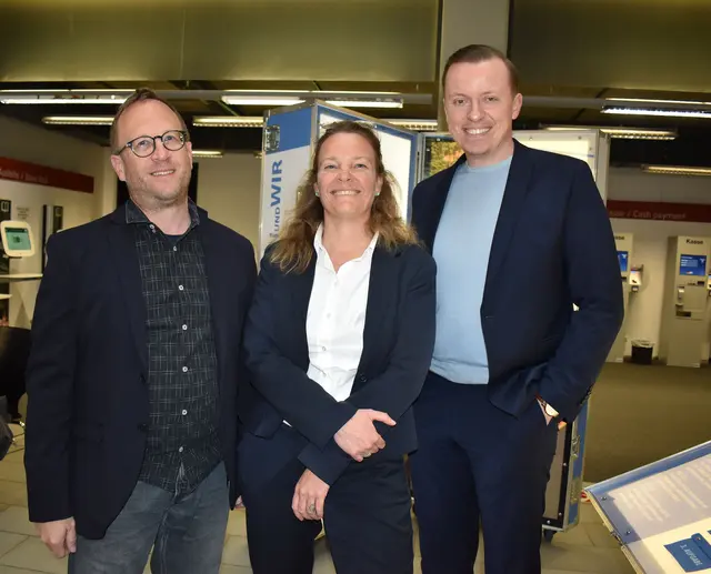 v.l.: Direktor der Stadtbibliothek Tom Becker, Bildungs- und Kulturdezernentin Eva Bender und  Bundestagsabgeordneter Adis Ahmetovic, 