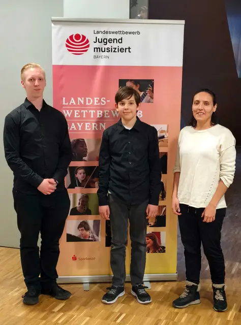 Timo Horn, E-Gitarre (mitte) wurde begleitet von seiner Lehrerin Adriana Gomez (rechts) am E-Bass und Kacper Bunkowski (links) am Schlagzeug. Er erhielt für seinen Vortrag 22 Punkte und einen 2. Preis zuerkannt.
