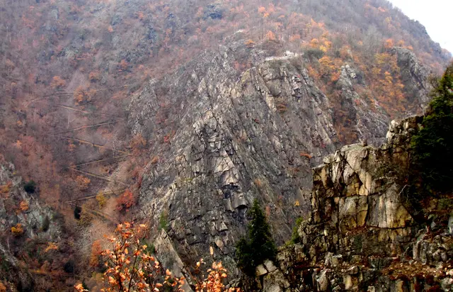 Die Rosstrappe, an der gegenüberliegenden Schluchtseite als Aussichtsplattform erkennbar, soll unser Wanderziel sein.  | Foto: Kurt Wolter