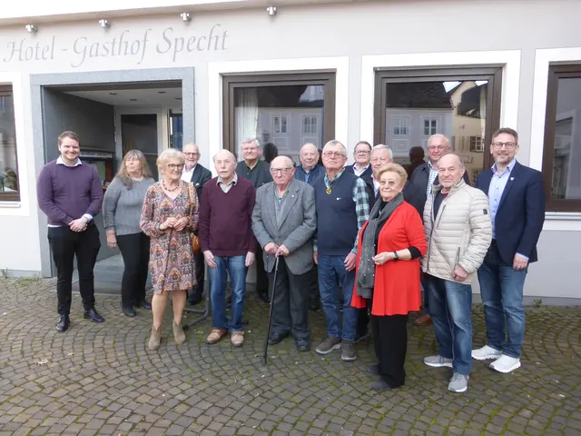 Links: Holger Hoffmann, Kreisgeschäftsführer Augsburg, Gertrud Gokorsch, Kreisvorsitzende, Klaus Habermann 1.Bürgermeister, rechts 2. Bürgermeister Josef Dussmann
Jubilare:
40 Jahre: Otto Demharter
30 Jahre: Peter Geiger, Josef Sporer,
25 Jahre: Gerda Landerer, Walter Zandtner
15 Jahre: Günter Schmidt, Josef Lindermeir, Martin Trometer, Wolfgang Braunmüller, Gertraud Neumair
Bild: Margarete Heilander
