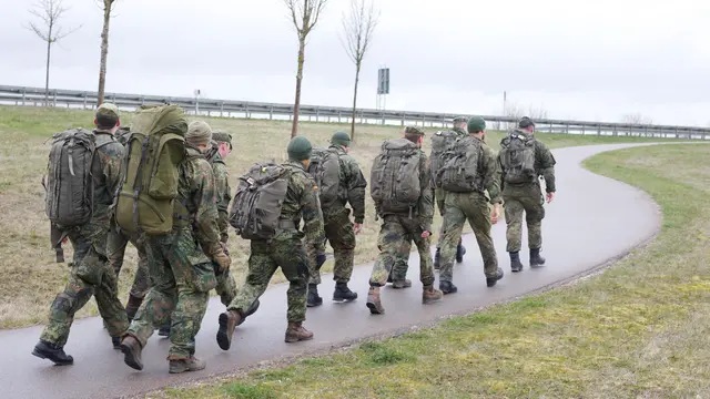 Eine von fünf Marschgruppen auf dem Weg Richtung Höchstädt. | Foto: Marcus Schaller / Bundeswehr