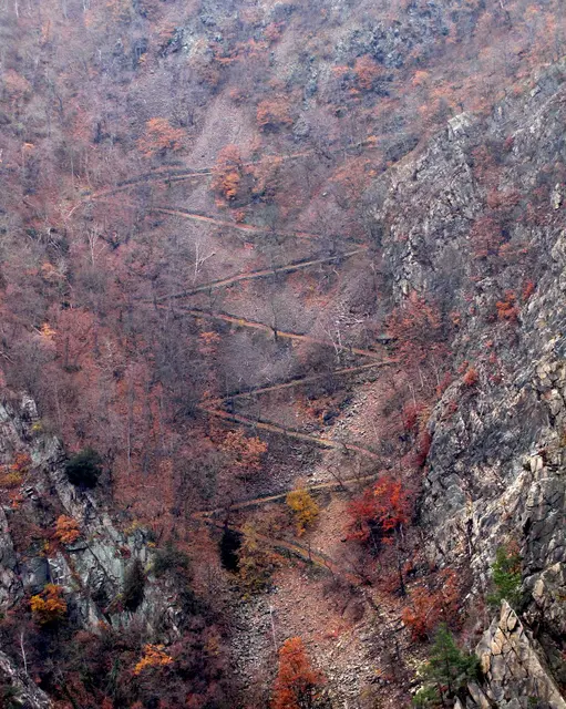 Und kurz darauf geht´s nach viel Bergab auch schon wieder steil bergauf. Über die Schurre, die ein spannender Weg ist.