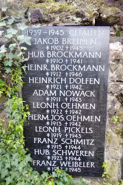 Auf der (vom Betrachter aus gesehen) linken Tafel sind die Namen der Gefallenen des 2. Weltkriegs in alphabetischer Reihenfolge der Nachnamen verzeichnet.