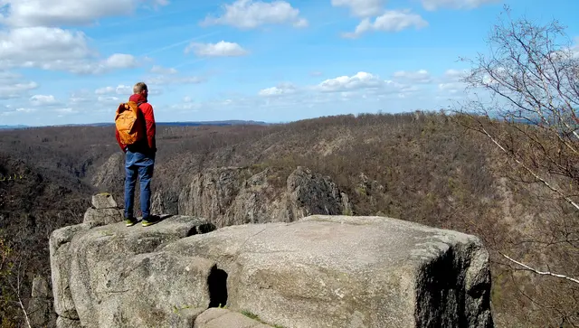 Von der Höhe des Hexentanzplatzes, an dem am letzten Tag des April die Walpurgisnacht gefeiert wird, geht der Blick in die Schlucht und zur Rosstrappe hinüber.  | Foto: Kurt Wolter