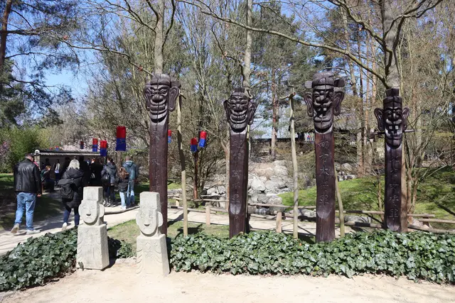 Jangseung, die Wächter, antike Totem sind immer paarweise aufgestellt, weiblich und männlich
zwei Buk Su, aus Stein im Vordergrund
zwei Zang Sung aus geschnitztem Holz 