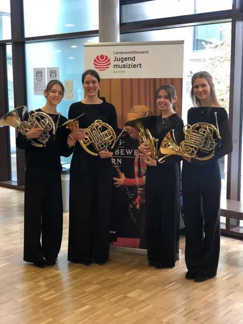 Das Hornquartett mit v. l. Helena Rast, Clara Maucher, Theresa Wiedmann &amp; Katharina Rast spielt unter der Leitung von Barbara Vogler (Hornistin am Staatstheater Augsburg). Die vier jungen Damen wurden mit 24 Punkten und einem 1. Preis ebenfalls zum Bundeswettbewerb weitergeleitet. | Foto: Birgit Wiedmann
