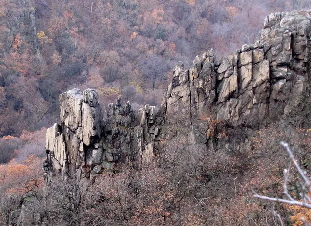 Aus den Wäldern an steilen Hängen erheben sich verschiedenste Felsgruppen. | Foto: Kurt Wolter