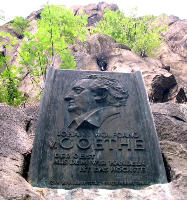 Auch Goethe war fasziniert von dieser Landschaft, die er zwecks Bergbauanelegenheiten und Geologiestudien dreimal aufgesucht hat. 
So sollte es sein, wie es auf der Gedenktafel steht. Aber nicht immer ist die Handlung des Menschen die Richtige. | Foto: Kurt Wolter