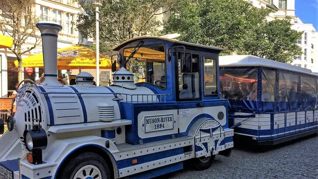 Mit der Tschu-Tschu Bahn (Kaiserbäder-Express) kann man bequem die Kaiserbäder erkunden. | Foto: copyright Margot Klütsch