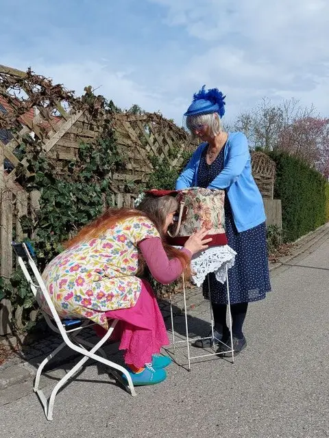 Angelika Albrecht-Schaffer öffnet am 1. Mai beim Diedorfer Museumsfest in der Lindenstraße 1 Ihre große Handtasche und spielt beim "Theater für eine Person" für Euch daraus lustige und nachdenklich machende Stücke (Foto A. Albrecht-Schaffer)