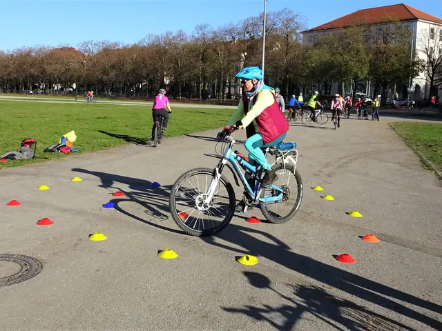 Eine Radfahrerin beim Sicherheitstraining des Allgemeinen Deutschen Fahrrad-Club (ADFC). | Foto: ADFC München
