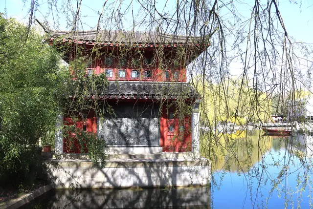 Steinbarke rechts auf dem Himmelspiel/ See