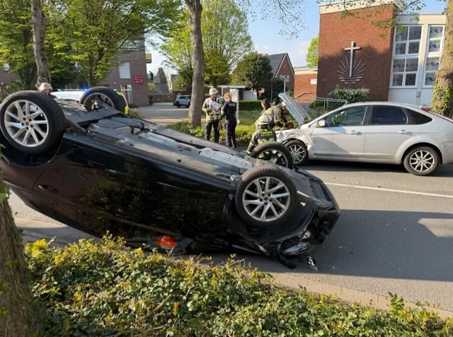 Bild Feuerwehr  / Auto überschlägt sich nach Kollision – Fahrer kann sich selbst befreien