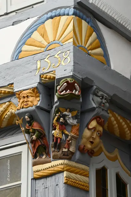 Hameln entdecken (Foto: Katja Woidtke)

Quer durch die Osterstraße in Hameln - Schnitzerei am Stiftsherrenhaus | Foto: Katja Woidtke