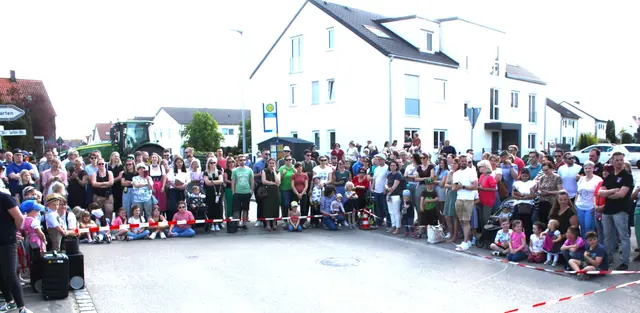 Zahlreiche Familien der Kinder besuchen jedes Jahr die Feierstunde die von Tanzeinlagen der Kinder und zünftiger Blasmusik umrahmt wird. | Foto: Peter Heider