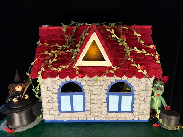 Susanne Hallerbach: Was passiert dort  hinter den geschlossenen Fenstern im kleinen "Theater für eine Person" beim Diedorfer Museumsfest am 1. Mai in der Lindenstraße 1 ??  (Foto: S. Hallerbach)