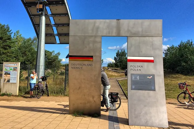 Ein großartiges Zeichen: An der deutsch-polnischen Grenze symbolisiert die Klammer aus Edelstahl das Zusammenwachsen der beiden Länder.
 | Foto: copyright Margot Klütsch