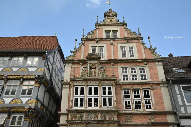 Hameln entdecken (Foto: Katja Woidtke)

Quer durch die Osterstraße in Hameln - Stiftsherrenhaus (links) und Leisthaus | Foto: Katja Woidtke