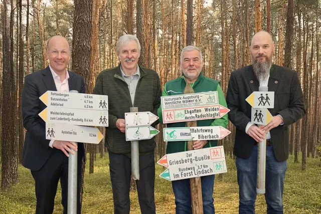 Von links: Landrat Martin Sailer, die Wanderwegebetreuer des Naturparks Augsburg – Westliche Wälder Theo Mayr und Hans-Peter Hehmann sowie Björn Raddatz, Geschäftsführer des Naturparks Augsburg – Westliche Wälder, freuen sich über die neue Wanderwegbeschilderung. | Foto: Julia Pietsch