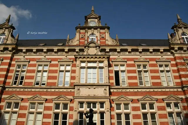 Hameln entdecken (Foto: Katja Woidtke)

Quer durch die Osterstraße in Hameln - altes Postamt | Foto: Katja Woidtke