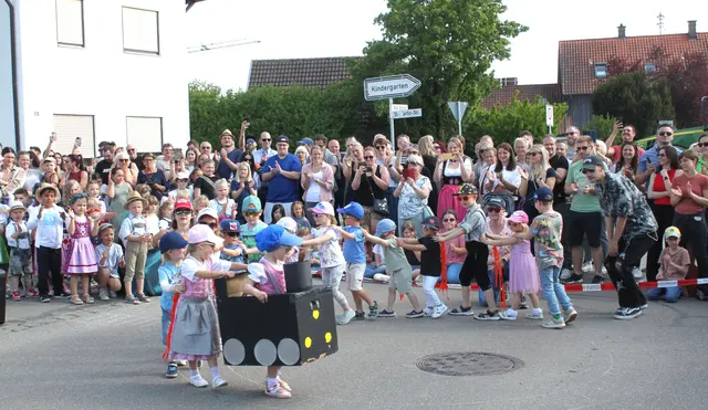 Tanzeinlagen der Kindergartenkinder bereichern jedes Jahr die Erlinger Maifeier in der Ortsmitte. | Foto: Peter Heider