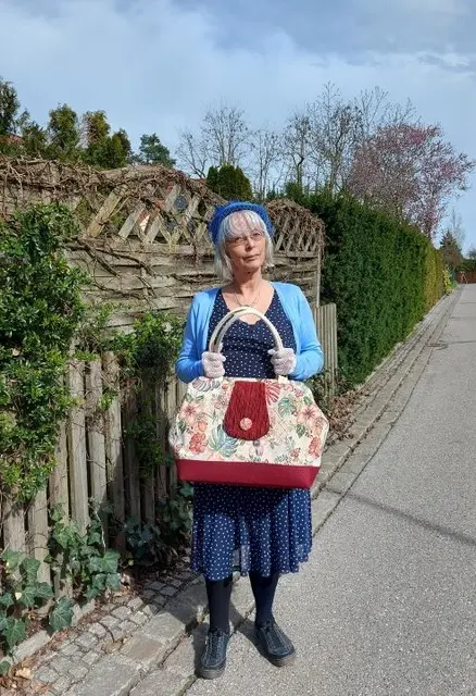 Angelika Albrecht-Schaffer öffnet am 1. Mai beim Diedorfer Museumsfest in der Lindenstraße 1 Ihre große Handtasche und spielt beim "Theater für eine Person" für Euch daraus lustige und nachdenklich machende Stücke (Foto A. Albrecht-Schaffer)