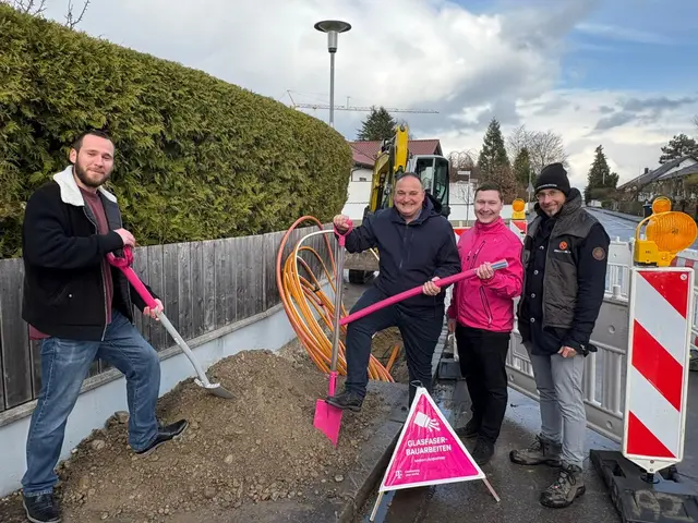 Untermeitingen: Spatenstich für Glasfaserausbau der Telekom mit Bürgermeister Simon Schropp und beauftragten Tiefbauunternehmen (von links: Christian Schmid (Telekom). Simon Schropp (1. Bürgermeister Untermeitingen); Daniel Frank (Telekom), Christian Au (Ziselsberger)), Bildrechte: Telekom | Foto: Bildrechte: Telekom