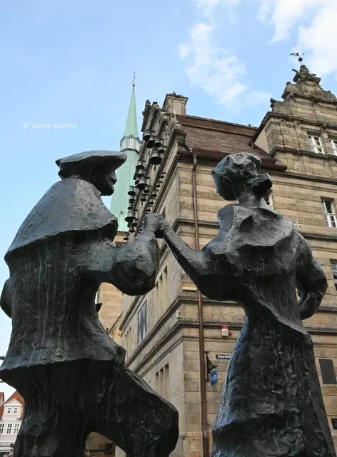 Hameln entdecken (Foto: Katja Woidtke)

Quer durch die Osterstraße in Hameln - "Tanzendes Paar" von Rudolf Breilmann vor dem Hochzeitshaus | Foto: Katja Woidtke