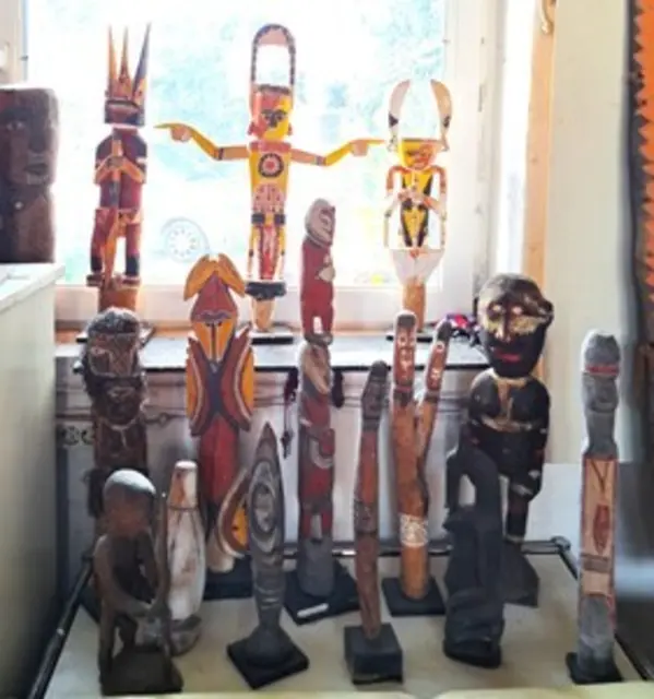 Figuren aus anderen Welten wie die sogenannten "Malangane" aus Neuirland haben viele Künstler am Anfang des 20. Jhdts. wie die Surrealisten stark beeinflußt. Jahresausstellung Südseekunst in der Alten Dorfschmiede am Maskenmuseum Diedorf, Vernissage: 1. Mai um 14.00 Uhr, Lindenstraße 1